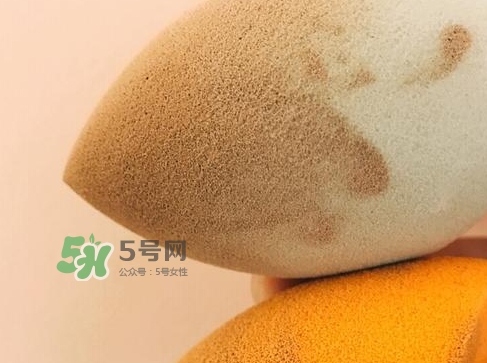 硅膠粉撲和海綿粉撲哪個好？硅膠粉撲和美妝蛋哪個好