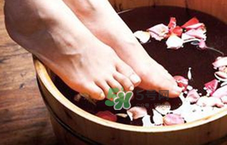 醋泡腳要把醋燒開嗎？白醋泡腳的正確方法