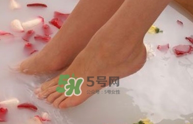 花椒水泡腳能治白發(fā)嗎？花椒水泡腳的禁忌
