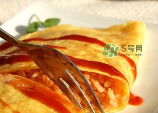 蛋包飯是哪國的料理？蛋包飯怎么做才能讓蛋包著飯