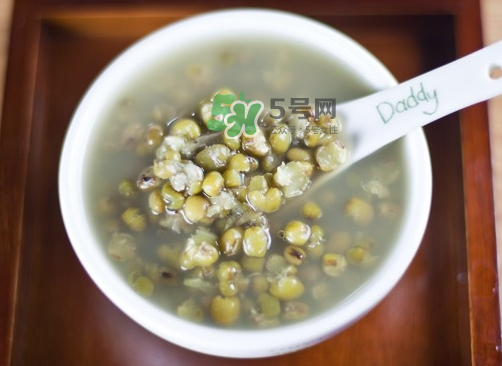 綠豆湯和牛奶能一起吃嗎？喝綠豆湯同時(shí)可以喝牛奶嗎？