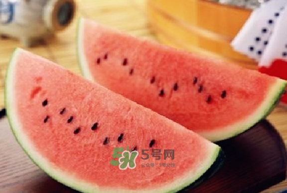 綠豆湯和西瓜可以同時(shí)吃嗎？綠豆湯可以和西瓜一起吃嗎？