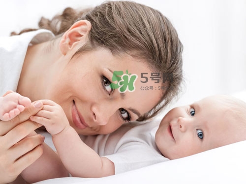 3~5個(gè)月的寶寶有多了解這個(gè)世界？寶寶睡眠習(xí)慣如何規(guī)范？