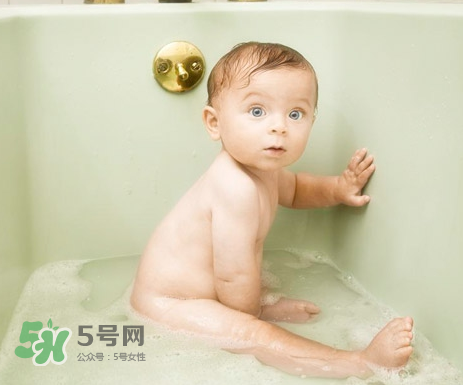 寶寶濕疹可以洗澡嗎？新生兒濕疹可以洗澡嗎？
