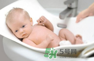 寶寶濕疹可以洗澡嗎？新生兒濕疹可以洗澡嗎？