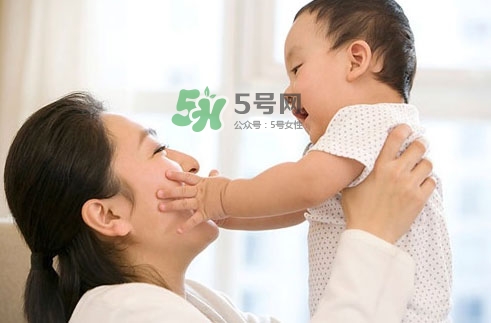 3~5個(gè)月的寶寶有多了解這個(gè)世界？寶寶睡眠習(xí)慣如何規(guī)范？