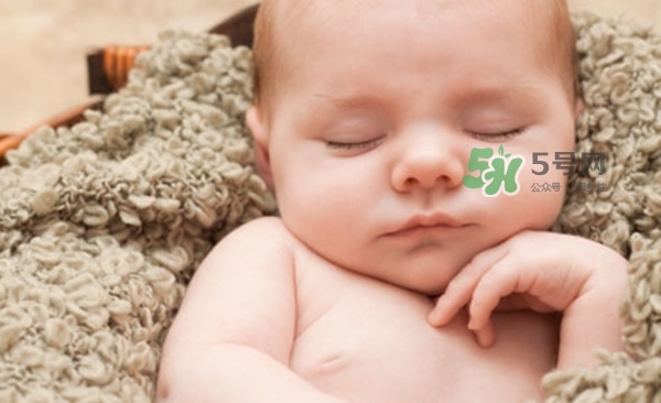 3~5個(gè)月的寶寶有多了解這個(gè)世界？寶寶睡眠習(xí)慣如何規(guī)范？
