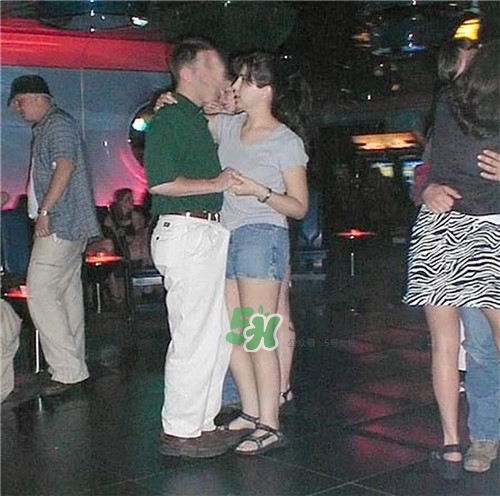 男人在公眾場合勃起如何化解尷尬？
