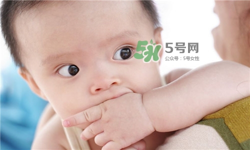 3~5個(gè)月的寶寶有多了解這個(gè)世界？寶寶睡眠習(xí)慣如何規(guī)范？