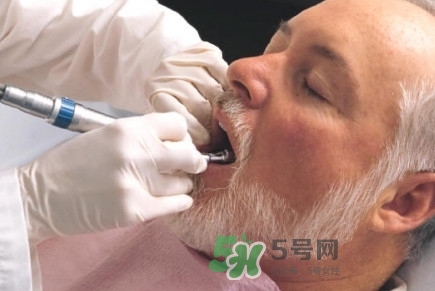 牙齒松動吃什么藥有效？牙齒松動是缺鈣嗎