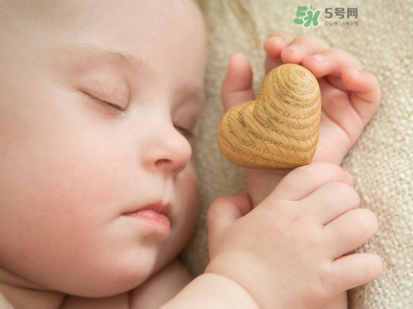什么時候跟孩子分床睡好？嬰兒跟父母分房睡還是分床睡？