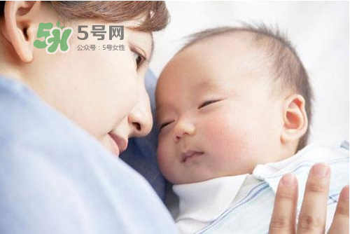 8月份坐月子穿什么衣服？八月份坐月子穿什么鞋？