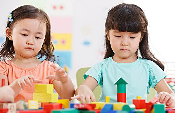 孩子在幼兒園受欺負(fù)怎么辦？孩子在幼兒園不合群怎么辦？