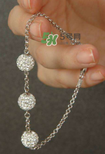 銀手鐲帶哪只手好？銀手鐲女性戴哪只手？