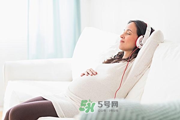 音樂胎教是媽媽聽還是放在肚子上？胎教音樂有哪些？