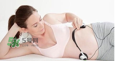音樂胎教是媽媽聽還是放在肚子上？胎教音樂有哪些？