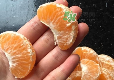 橘子里的白絲能吃嗎？橘子瓣上面的白絲吃了有什么好處？