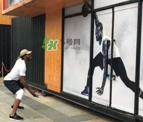 科懷倫納德中國行穿的球鞋是什么牌子？科懷倫納德中國行同款鞋子