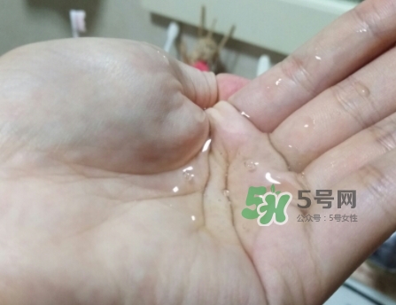 御泥坊水潤茶萃微囊黑面膜怎么用？