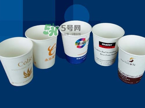一次性紙杯可以裝開水嗎？能不能用一次性紙杯喝熱水？