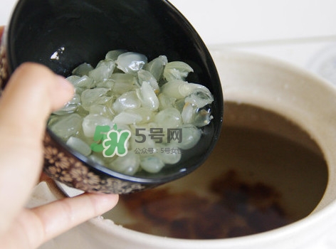 泡皂角米的水要倒掉嗎？泡皂角米的水有什么作用