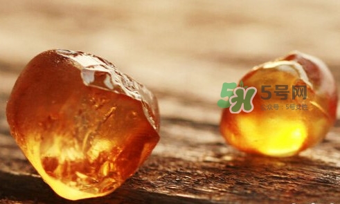 桃膠什么顏色的好？桃膠顏色深色好還是淺色好