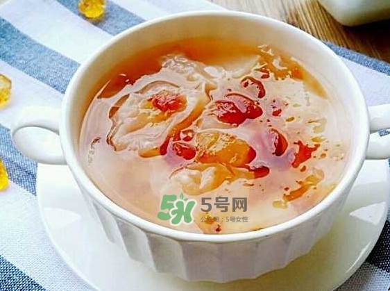 煮桃膠放冰糖還是紅糖？桃膠放鍋里要煮多久能吃