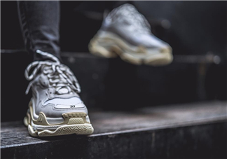 balenciaga triple s上腳效果怎么樣？巴黎世家復(fù)古訓(xùn)練鞋上腳