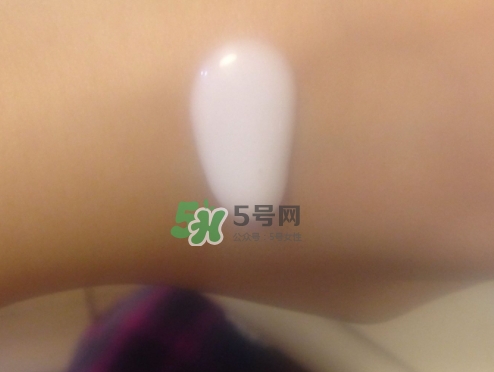 olay玉蘭油小白瓶小綠瓶哪個好？olay小白瓶小綠瓶區(qū)別
