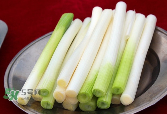 大蔥有青蟲怎么去除？大蔥有白斑是什么原因