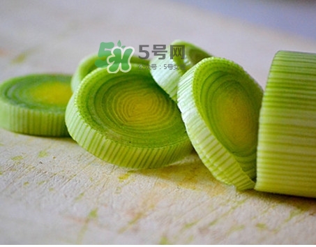 大蔥怎么切不辣眼睛？大蔥怎么做好吃