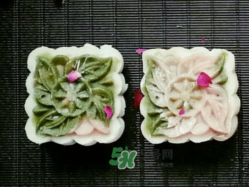 冰皮月餅皮太黏怎么辦？冰皮月餅粘手怎么回事？