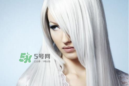 頭發(fā)白是什么原因引起的？頭發(fā)白吃什么能變黑？
