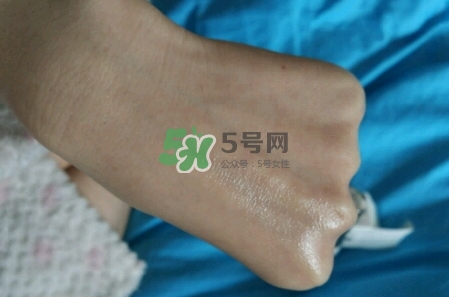 olay淡斑小白瓶和olay光感小白瓶哪個好？