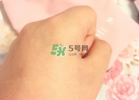 蘭蔻小黑瓶和sk2小燈泡哪個好？蘭蔻小黑瓶和小燈泡怎么用