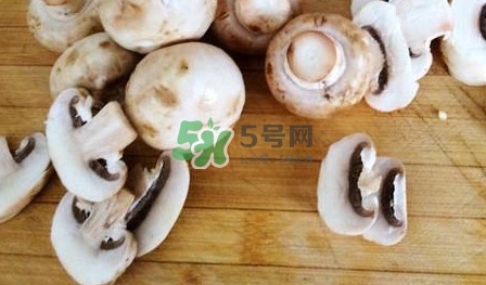 口蘑里面是黑色正常嗎？口蘑需要焯水嗎