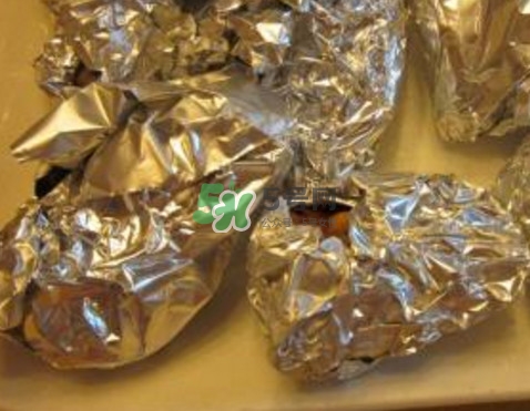 錫箔紙可以放微波爐嗎？錫箔紙可以放入烤箱嗎