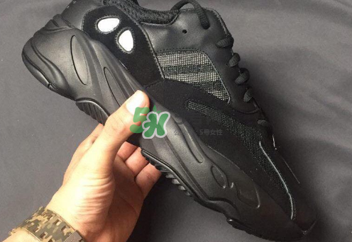 yeezy boost 700黑白純色款什么時候發(fā)售？