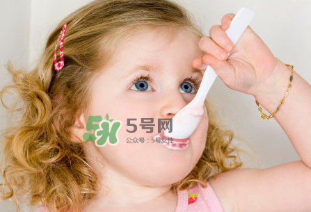 一歲后的寶寶如何喂養(yǎng)？寶寶喝牛奶好嗎？