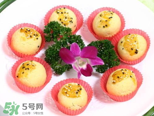 為什么蛋黃酥的皮很硬？蛋黃酥油皮太硬怎么辦？