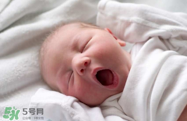 寶寶驚厥是什么癥狀？如何區(qū)別寶寶驚厥和驚跳？
