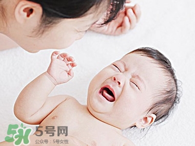 寶寶驚跳是什么癥狀？寶寶驚跳反應(yīng)怎么安撫？