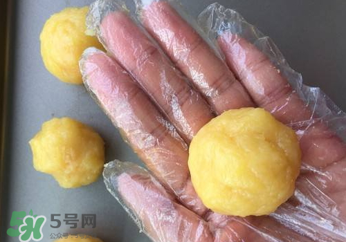 蛋黃酥油皮怎么揉出膜？蛋黃酥油皮不出膜怎么辦？