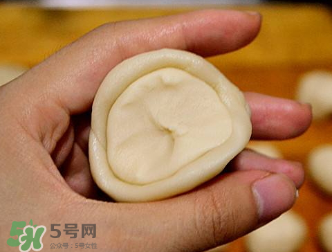 蛋黃酥油皮破了怎么辦？做蛋黃酥油皮破皮原因