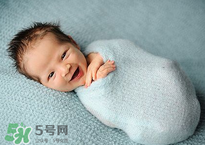 剪臍帶時(shí)寶寶會(huì)不會(huì)疼？剪臍帶寶寶疼嗎？