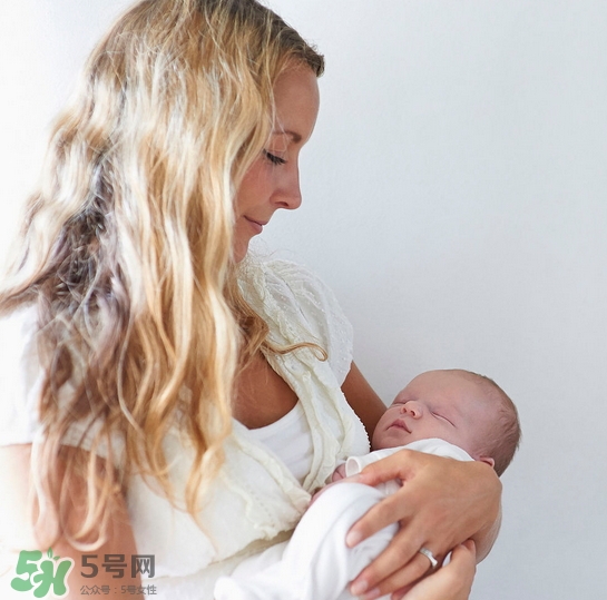 新生寶寶怎么抱？新生寶寶可以豎著抱嗎？