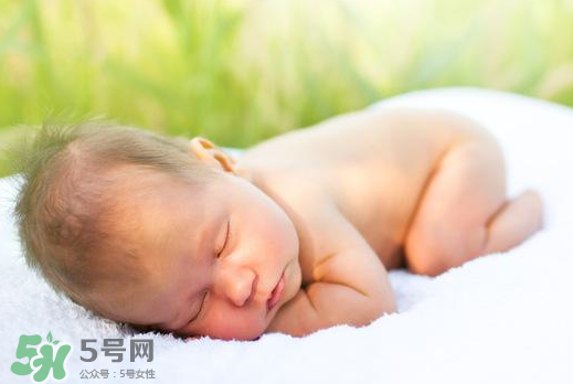 寶寶曬太陽后出濕疹正常嗎？寶寶曬太陽會出濕疹嗎？