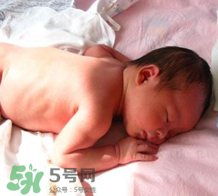寶寶曬太陽后出濕疹正常嗎？寶寶曬太陽會出濕疹嗎？