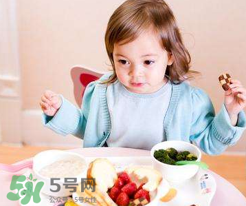 怎么培養(yǎng)寶寶自己吃飯？如何培養(yǎng)寶寶自己吃飯