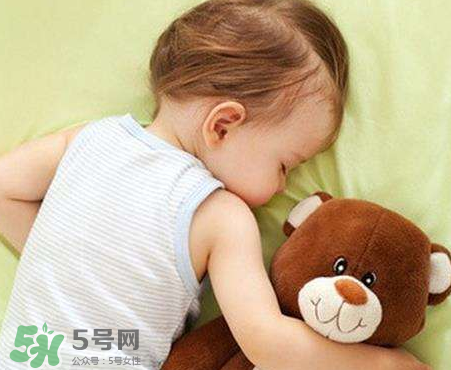 怎么樣培養(yǎng)寶寶自己入睡？怎么樣培養(yǎng)寶寶整夜睡覺？